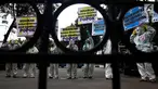 Sejumlah Aktivis Lingkungan menggunakan pakaian antiradiasi dan masker melakukan aksi protes pencemaran sungai Brantas di Kementerian Pekerjaan Umum dan Perumahan Rakyat, Jakarta, Jumat (19/1). (Liputan6.com/Johan Tallo)