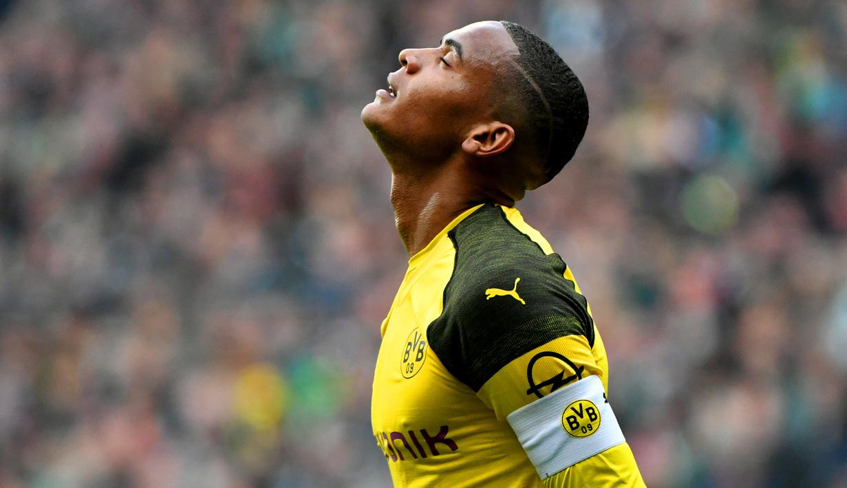 2. Manuel Akanji (Dortmund) - Klub asal Jerman ini memang tidak pernah absen mengorbitkan pemain muda berbakat setiap musimnya. Bek tengan 23 tahun ini penampilannya semakin berkembang bersama Lucien Favre pada musim lalu. (AFP/Patrik Stollarz)