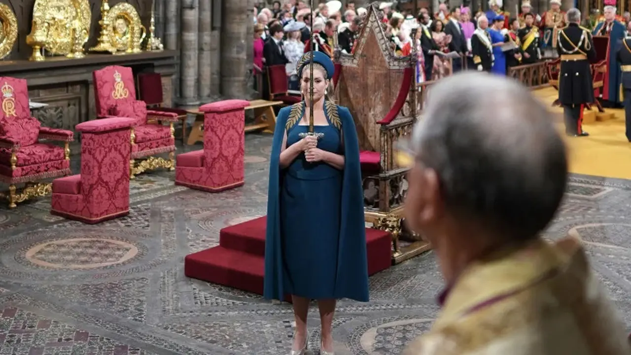 Ketua House of Commons Parlemen Inggris, Penny Mordaunt, mempersembahkan pedang ke Raja Charles III dalam proses penobatannya di Westminster Abbey, London 6 Mei 2023 (Pool Photo)