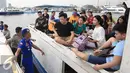 Petugas Polres Kepulauan Seribu mendatangi wisatawan yang akan berlibur ke Kepulauan Seribu di Kali Adem, Jakarta, Kamis (5/5). Dari hasil razia ditemukan sejumlah minuman keras. (Liputan6.com/Angga Yuniar) 