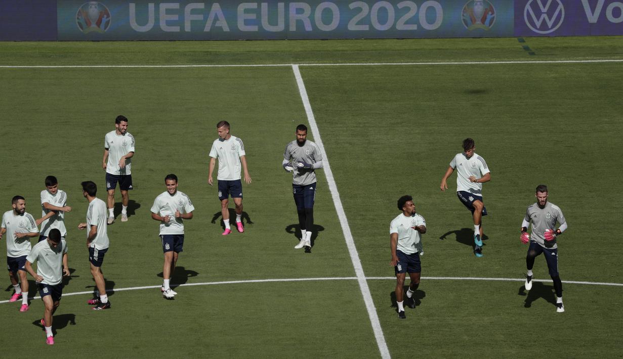 Para pemain Spanyol berlari saat sesi latihan di Stadion La Cartuja, Seville, Spanyol, Minggu (13/6/2021). Spanyol akan bermain melawan Swedia dalam Grup E Euro 2020 pada 13 Juni 2021 waktu setempat. (Julio Munoz/Pool via AP)