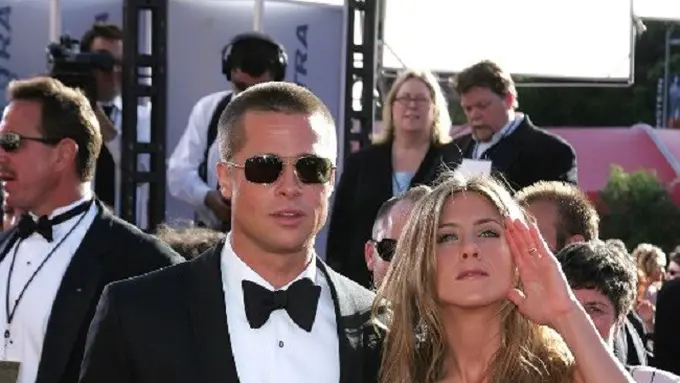 Brad Pitt dan Jennifer Aniston kembali menjalin kedekatan mereka, setelah Angelina Jolie gugat cerai Brad. (AFP/Bintang.com)