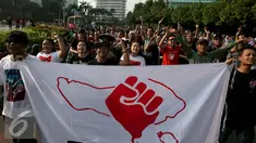 Masyarakat aliansi Forum Rakyat Bali di Jakarta melakukan aksi saat Car Free Day (CFD) di Bundaran Hotel Indonesia, Jakarta, Minggu (4/9). Dalam aksinya mereka bernyanyi menyerukan Tolak Reklamasi Teluk Benoa. (Liputan6.com/Johan Tallo)