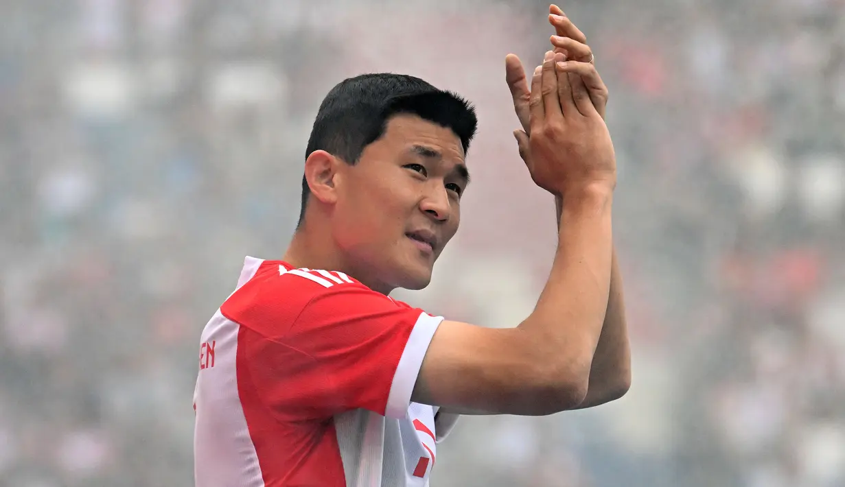 Kim Min-jae yang baru saja bergabung dengan Bayern Munchen pada awal musim 2023/2024 menjadi pemain asal Korea Selatan keempat sekaligus teranyar yang dinominasikan menjadi penerima penghargaan Ballon d'Or. Ia masuk nominasi Ballon d'Or tahun 2023 ini berkat penampilan mengkilapnya bersama Napoli ynag sukses menjuarai Serie A Liga Italia musim 2022/2023 di muism pertama dan terakhirnya. Ia juga dinobatkan sebagai bek terbaik Serie A Liga Italia musim 2022/2023. (AFP/Christof Stache)