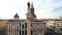 Keinginan Fransiskus untuk menapaki jalan yang berbeda terbukti sampai akhir, dengan keputusannya untuk dimakamkan bukan di Basilika Santo Petrus tetapi di basilika Santa Maria Maggiore di Roma. (Dok: Tiziana FABI / AFP)