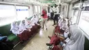 Sejumlah siswa sekolah dasar (SD) naik kereta saat mengikuti perayaan Hari Anak Nasional yang digelar KAI Commuter di Stasiun Jakarta Kota, Jakarta, Jumat (22/7/2022). Kegiatan tersebut sekaligus bertujuan untuk mengenalkan moda transportasi kereta kepada siswa sejak dini. (Liputan6.com/Faizal Fanani)