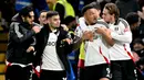 Pemain Fulham merayakan gol kemenangan timnya ke gawang Chelsea Chelsea yang dicetak oleh Rodrigo Muniz (ketiga kanan) pada laga lanjutan Liga Inggris 2024/2025 di Stamford Bridge, London, Inggris, Jumat (27/12/2024) WIB. (AFP/Glyn Kirk)