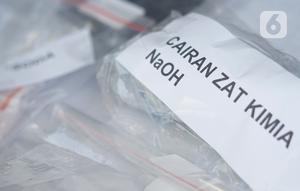 Barang bukti kasus dugaan penyiraman air keras kepada sembilan wanita di tiga lokasi berbeda di Polda Metro Jaya, Jakarta, Sabtu (16/11/2019). Polisi menyita barang bukti berupa pakaian korban, padatan soda api, cairan zat kimia, serta rambut korban. (Liputan6.com/Immanuel Antonius)