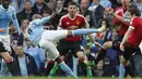 Pemain Manchester City, Fernando, melakukan tembakan ke arah gawang Manchester United pada lanjutan Liga Inggris pekan ke-31 di Stadion Etihad, Manchester, Minggu (20/3/2016). (Reuters/Phil Noble)