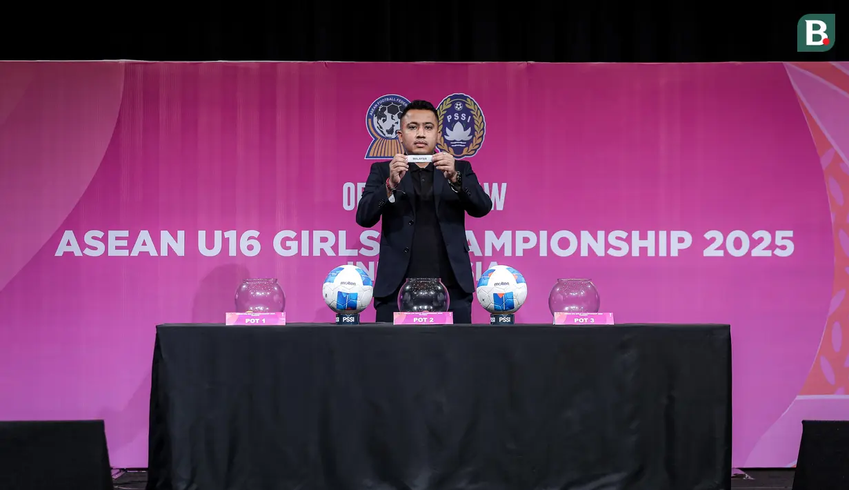 Exco PSSI, Muhammad menunjukkan kertas undian dalam acara pengundian AFF U-16 Putri 2025 Indonesia yang berlangsung di SCTV Tower, Jakarta Pusat, pada Senin (21/7/2025). (Bola.com/Bagaskara Lazuardi)