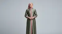 8 Inspirasi Model Gamis Bahan Sutra dengan Potongan Straight Klasik yang Elegan 2025