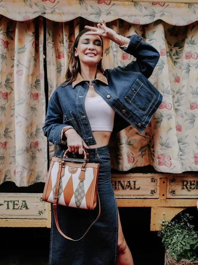 Style Jaket Jeans Wanita dari Para Artis Tanah Air