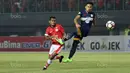 Pemain Persija Jakarta, Ramdani Lestaluhu (kiri) berebut bola dengan pemain Persela Lamongan, Agung Pribadi pada lanjutan Liga 1 2017 di Stadion Patriot Bekasi, Minggu (27/8/2017).  Persija menang 2-0. (Bola.com/Nicklas Hanoatubun)