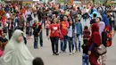 Warga berjalan-jalan di kawasan Monumen Nasional, Jakarta, Minggu (25/12). Libur perayaan Natal 2016 dimanfaatkan sejumlah warga untuk berwisata di kawasan Monumen Nasional. (Liputan6.com/Helmi Fithriansyah)