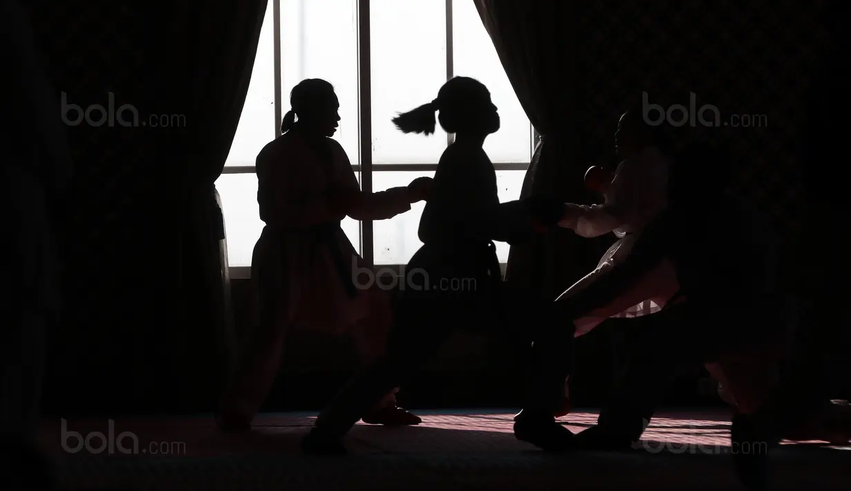 Aksi Karateka Putri Indonesia saat berlatih sparring sebagai persiapan bertanding pada ajang SEA Games 2017 di The Belezza, Permata Hijau, Jakarta, Senin (07/8/2017). (Bola.com/Nicklas Hanoatubun)