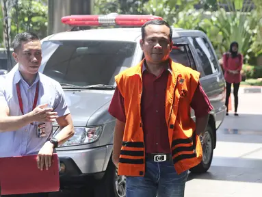 Tersangka Wakil Ketua DPRD Lampung Tengah, J Natalis Sinaga tiba di gedung KPK, Jakarta, Kamis (15/3). Natalis diperiksa sebagai tersangka kasus suap persetujuan pinjaman daerah untuk APBD Lampung Tengah tahun anggaran 2018. (Liputan6.com/Herman Zakharia)
