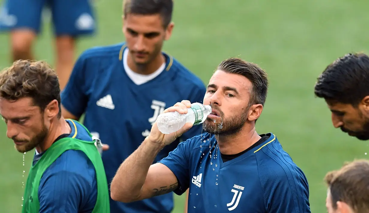 Pemain Juventus beristirahat usai latihan di Red Bull Arena, New Jersey, Jumat (21/7/2017). Latihan ini dilakukan jelang laga ICC 2017 melawan Barcelona. (AFP/Jewel Samad) 