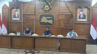 Konferensi pers perkembangan kasus virus corona baru yang memicu COVID-19 di Gedung Grahadi, Sabtu (25/4/2020) (Foto: Liputan6.com/Dian Kurniawan)