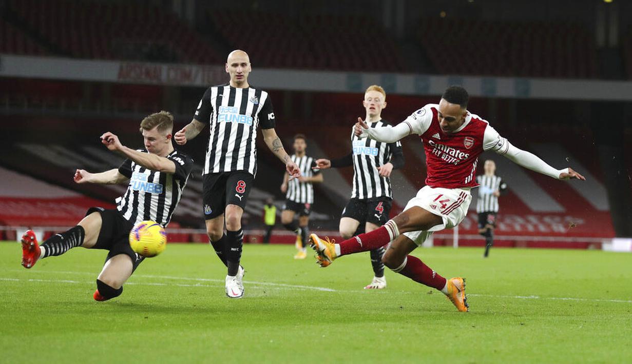 Striker Arsenal, Pierre-Emerick Aubameyang, mencetak gol ke gawang Newcastle United pada laga Liga Inggris di Stadion Emirates, Senin (18/1/2021). Arsenal menang dengan skor 3-0. (Catherine Ivill/Pool via AP)