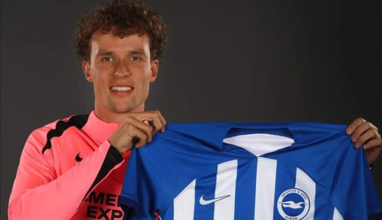 Gelandang bertahan Belanda berusia 24 tahun, Mats Wieffer didatangkan Brighton and Hove Albion pada awal musim 2024/2025 dari klub Belanda, Feyenoord dengan nilai transfer 32 juta euro atau setara Rp550 miliar. Dari dua laga awal di Premier League 2024/2025, ia telah bermain satu kali dengan torehan satu assist.(brightonandhovealbion.com)