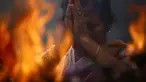 Seorang wanita berdoa di kuil Pashupatinath saat perayaan festival Teej di Kathmandu, (28/8/2014). (REUTERS/Navesh Chitrakar)