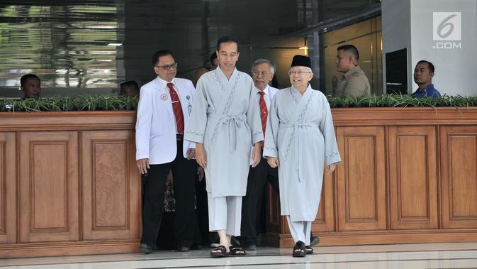 Bakal calon presiden dan wakil presiden Joko Widodo atau Jokowi (kiri) dan KH Ma'ruf Amin (kanan) sebelum tes kesehatan di RSPAD Gatot Subroto, Jakarta, Minggu (12/8). Jokowi mengaku sudah berpuasa dari semalam. (Merdeka.com/Iqbal Nugroho)