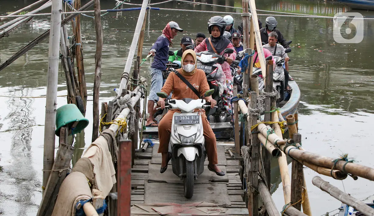 Setiap harinya, eretan bisa mengangkut puluhan hingga ratusan sepeda motor. (merdeka.com/Arie Basuki)