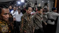 Presiden Jokowi mendatangi kantor Kementerian Perhubungan, Jakarta, Selasa (11/10).  Jokowi mendatangi Kemenhub saat Operasi Tangkap Tangan (OTT) yang dilakukan Polri terkait praktek pungli perizinan kapal. (Liputan6.com/Faizal Fanani)