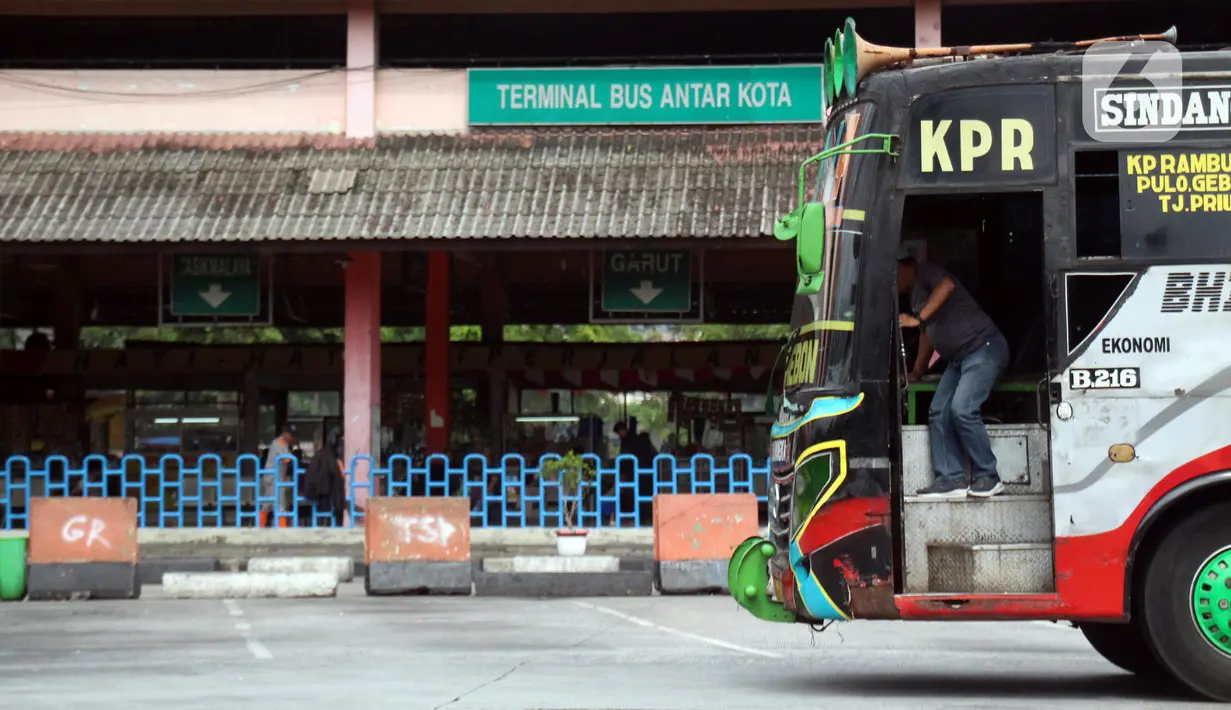 Bus terparkir di kawasan Terminal Kampung Rambutan, Jakarta Timur, Senin (12/12/2022). Kepala Terminal Bus Kampung Rambutan Yuza Ramadhoni mengatakan lonjakan penumpang diprediksi akan terjadi mulai H-7 libur Natal dan Tahun Baru (Nataru), sementara untuk saat ini belum terjadi lonjakan penumpang dan masih terbilang lengang. (Liputan6.com/Magang/Aida Nuralifa)