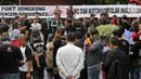 Massa Serikat Pekerja JICT dan FPPI berunjuk rasa di depan Gedung KPK, Jakarta, Selasa (18/12). Perpanjangan kontrak JICT kepada investor Hong Kong Hutchison Port diduga merugikan negara sekitar Rp 14,68 T. (Merdeka.com/Dwi Narwoko)