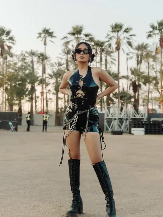 <p>Ia mengenakan outfit dari Lacey Dalimonte, dengan detail leather top dengan setail talo di bagaian depan, dipadukan short pants leather bertali. @nikizefanya</p>