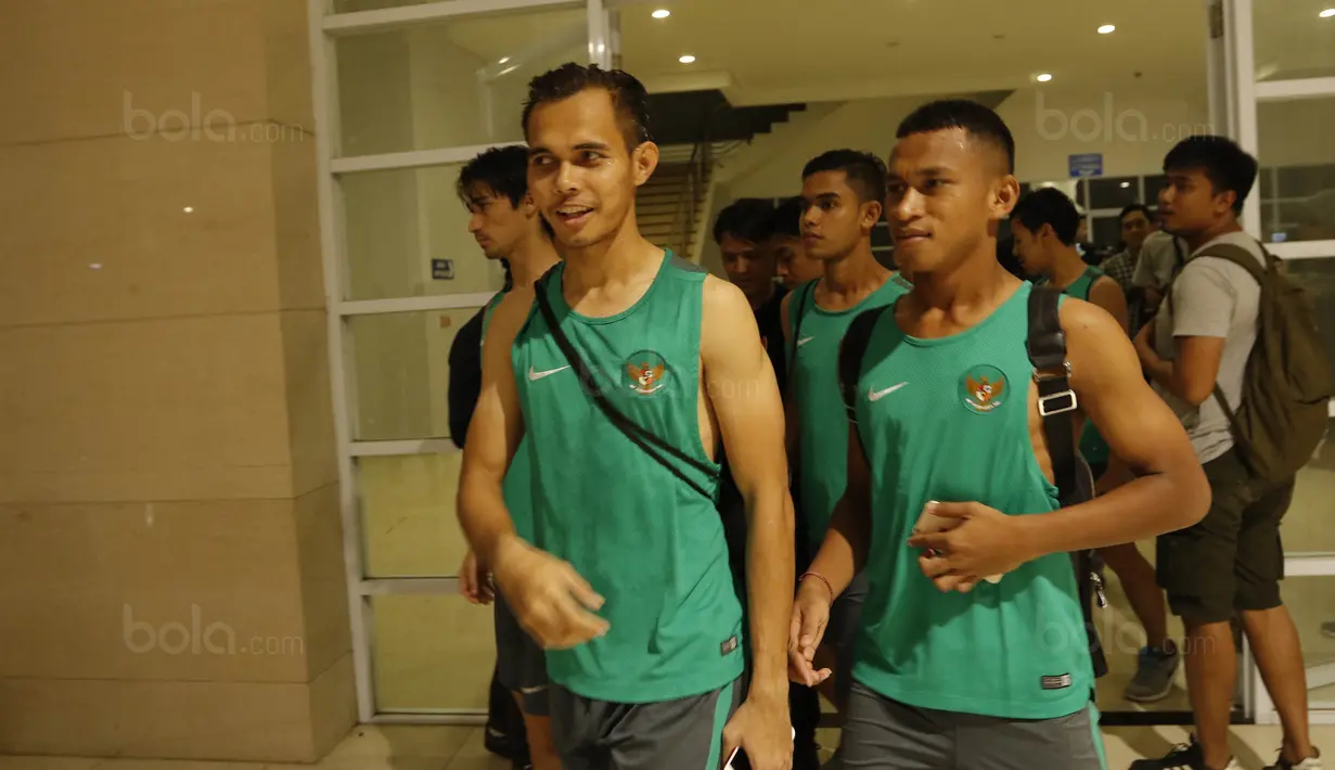 Pemain Timnas U-23, Rezaldi Hehanusa dan Osvaldo Haay, usai latihan di Stadion Wibawa Mukti, Cikarang, Selasa (14/11/2017). Timnas Indonesia U-23 akan menjalani laga uji coba kontra Suriah U-23 pada Kamis (16/11/2017). (Bola.com/ M Iqbal Ichsan)