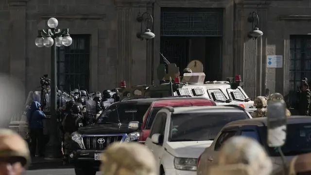 Polisi militer di istana kepresidenan Bolivia dalam upaya kudeta militer. (AP/Juan Karita)