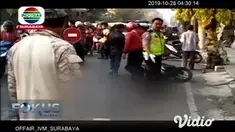 Seorang wanita asal Kabupaten Sidoarjo, Jawa Timur (Jatim), tewas mengenaskan terlindas truk saat hendak berangkat kerja bersama suaminya. Kecelakaan tersebut merupakan kasus tabrak lari, dan kini polisi masih mengejar sopir truk yang kabur.