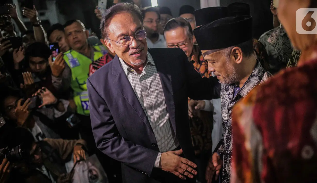 Mantan Wakil Perdana Menteri Malaysia, Datuk Sri Anwar Ibrahim diterima putra Presiden ke-3 RI BJ Habibie, Thareq Kemal Habibie saat tiba di Patra Kuningan, Jakarta, Rabu (9/10/2019). Kedatangan Anwar untuk takziah atas wafatnya Habibie. (Liputan6.com/Faizal Fanani)