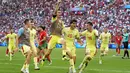 Gelandang Spanyol Juanlu Sanchez (tengah) merayakan gol kedua timnya yang dicetak ke gawang Maroko pada laga semifinal sepak bola Olimpiade Paris 2024 di stadion Orange Velodrome, Selasa (6/8/2024). (AP Photo/Julio Cortez)