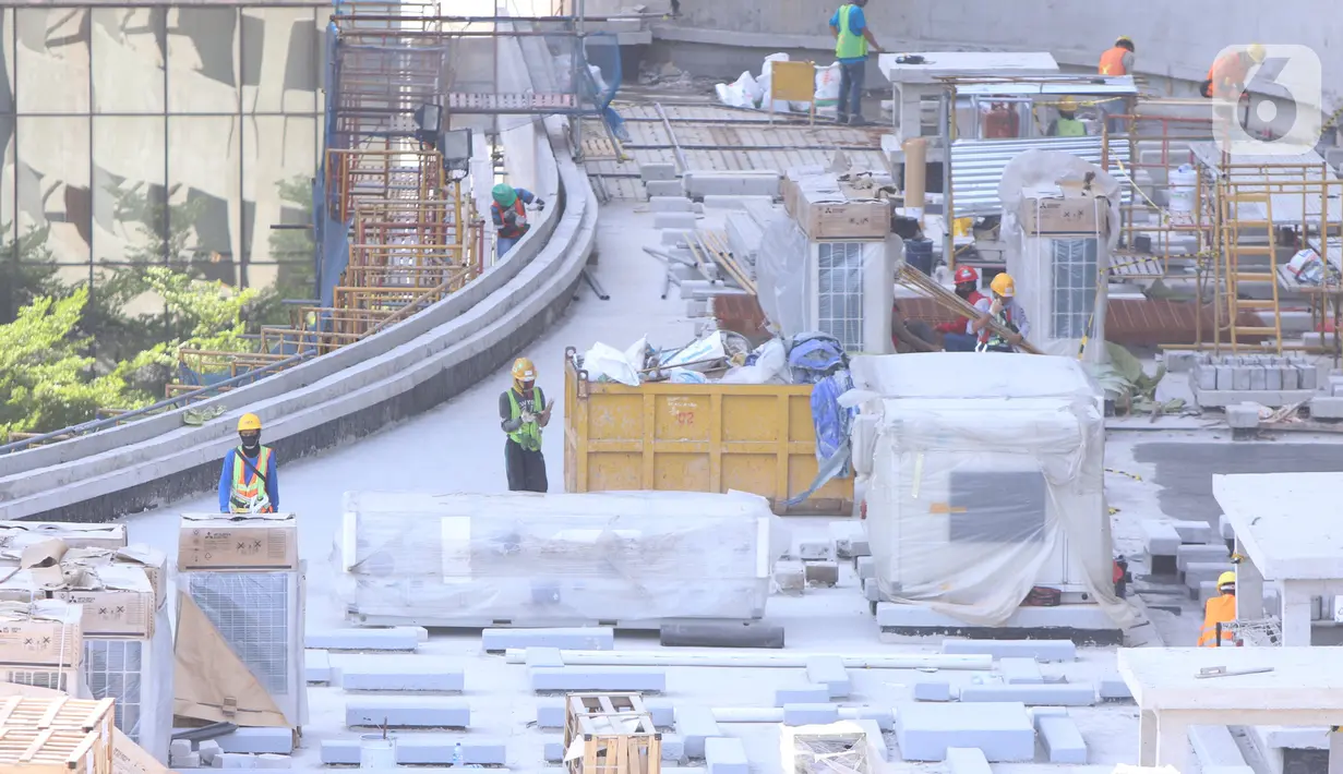 Pekerja tengah menyelesaika pembangunan gedung bertingkat di Jakarta, Kamis (3/9/2020). Menurut data dari BPJAMSOSTEK angka klaim kecelakaan kerja pada semester I 2020 yakni dari Januari sampai dengan Juni 2020 meningkat 128%. (Liputan6.com/Angga Yuniar)