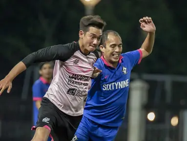 Adipati Dolken selalu tunjukan kemampuan terbaiknya. Tak hanya dunia akting, Adipati juga kerap berolahraga sepak bola saat waktu senggang. Pria kelahiran 19 Agustus 1991 selalu terlihat sangat serius saat sedang bermain sepak bola. (Liputan6.com/IG/@adipati)