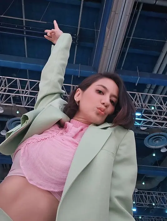 Pevita memadukan pakaian hijau tersebut, dengan inner pink crop top tanpa lengan berkerah tinggi. (@pevpearce)