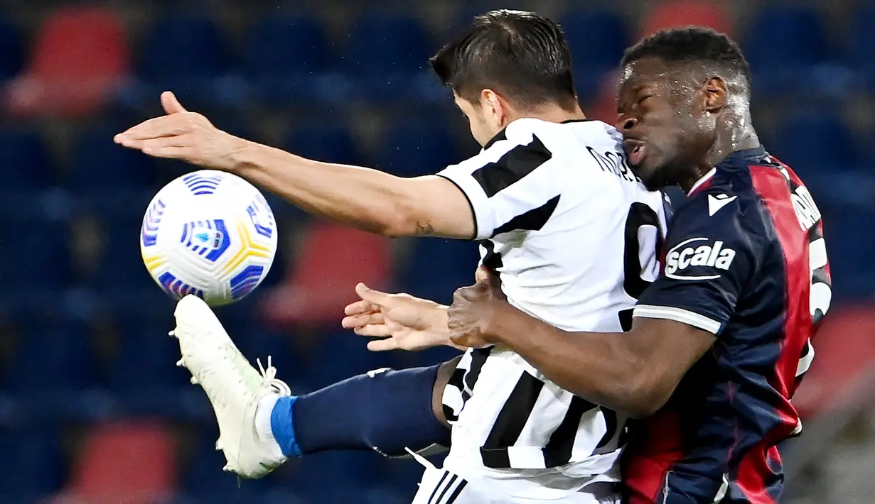 Striker Juventus, Alvaro Morata, berebut bola dengan pemain Bologna, Bakary Adama, pada laga Liga Italia di Stadion Renato-Dall'Ara, Minggu (23/5/2021). Juventus menang dengan skor 4-1. (AFP/Andreas Solaro)