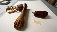 Perangkat prostetik untuk tentara Amerika Serikat yang terluka, bagian dari paviliun baru Museum Nasional Perang Dunia II, ditampilkan di dalam bagian arsip museum sebelum dipajang di New Orleans, Amerika Serikat, Jumat (29/9/2023). (AP Photo/Gerald Herbert)