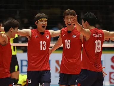 Pemain Timnas voli putra Korea bersorak merayakan poin saat melawan Jepang pada Kejuaraan Voli Asia 2017 di GOR Tri Dharma, Gresik, Rabu (26/7). Korea unggul 3-2. (Liputan6.com/Helmi Fithriansyah)
