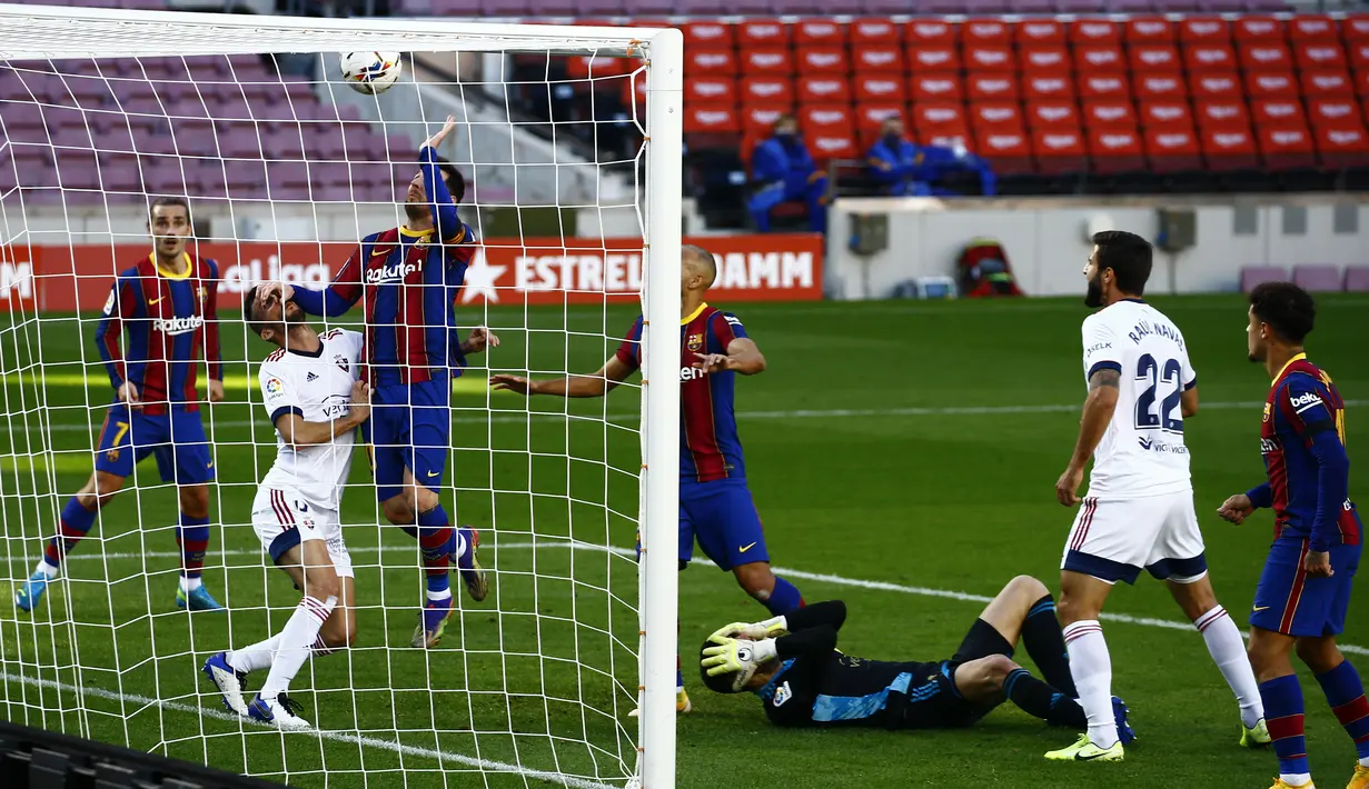 Penyerang Barcelona, Martin Braithwaite (keempat kanan) mencetak gol ke gawang Osasuna pada pekan ke-11 Liga Spanyol 2020-2021 di stadion Camp Nou, Minggu (29/11/2020). Barcelona berhasil pesta gol 4-0 saat menjamu Osasuna. (AP Photo/Joan Monfort)