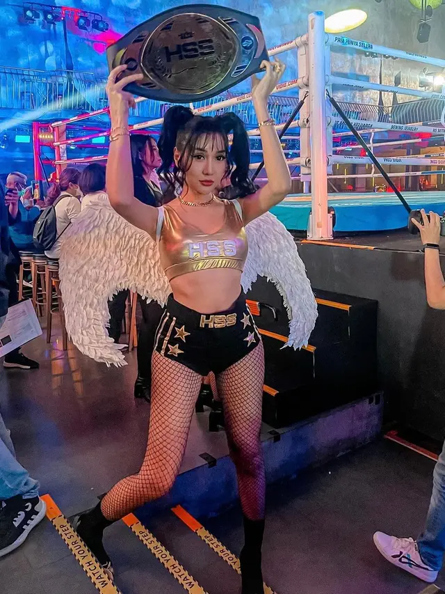 6 Gaya Lucinta Luna Jadi Ring Girl Dalam Pertandingan Tinju Seleb Ini Jadi Sorotan