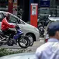 Sejumlah kendaraan melintas di depan mesin parkir meter di Jalan Boulevard Raya, Kelapa Gading, Jakarta, Rabu (25/3/2015). Pembayaran parkir elektronik tersebut bertujuan untuk mempermudah masyarakat dalam melakukan transaksi. (Liputan6.com/Faizal Fanani)