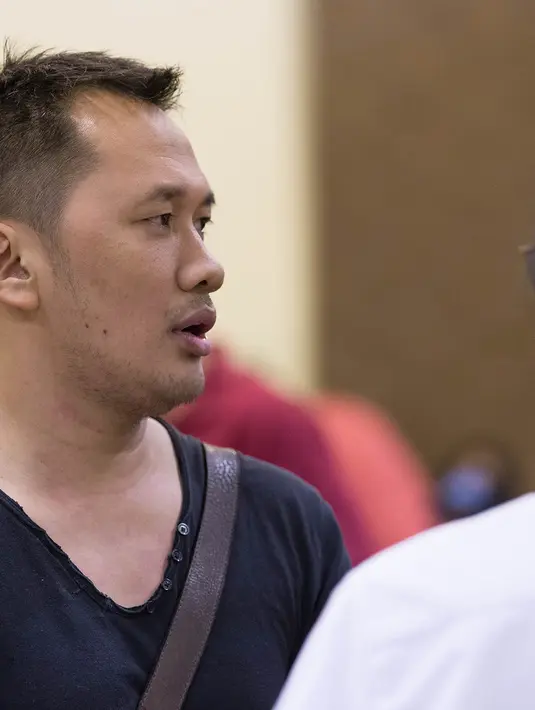 Sutradara Hanung Bramantyo mendukung demi kepentingan ekonomi Indonesia. Dengan begitu, ia bisa bekerja sama dengan produser dan sineas luar negeri. Dan film Indonesia menjadi lebih baik lagi. (Dezmond Manullang/Bintang.com)