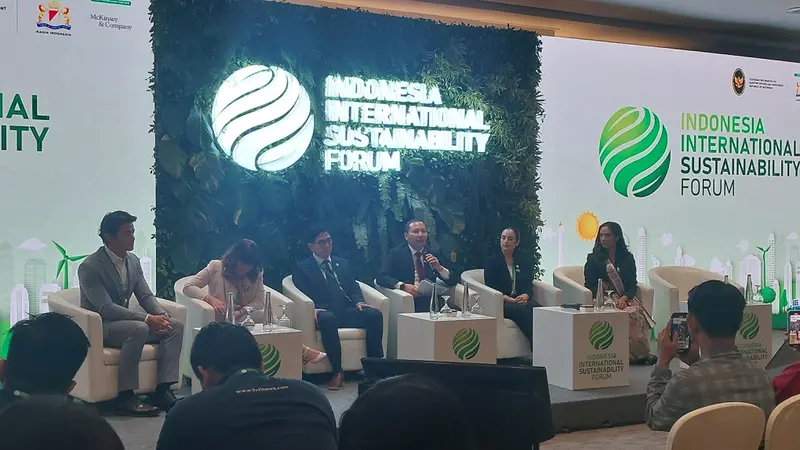 Deputi Bidang Koordinasi Infrastruktur dan Transportasi Kemenko Marves, Rachmat Kaimuddin  dalam Konferensi Pers Indonesia Internarional Sustainability Forum 2024, di JCC Senayan, Jakarta, Kamis (5/9/2024). (Arief/Liputan6.com)