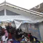 Murid-murid korban gempa belajar pada tenda darurat yang dibangun di halaman sekolah di SDN Gintung, Mangunkerta, Cianjur, Jumat (23/12/2022). Lebih dari sebulan sejak musibah gempa bumi 5,2 SR sejumlah murid sekolah di Cianjur masih belajar pada tenda darurat. (merdeka.com/Arie Basuki)