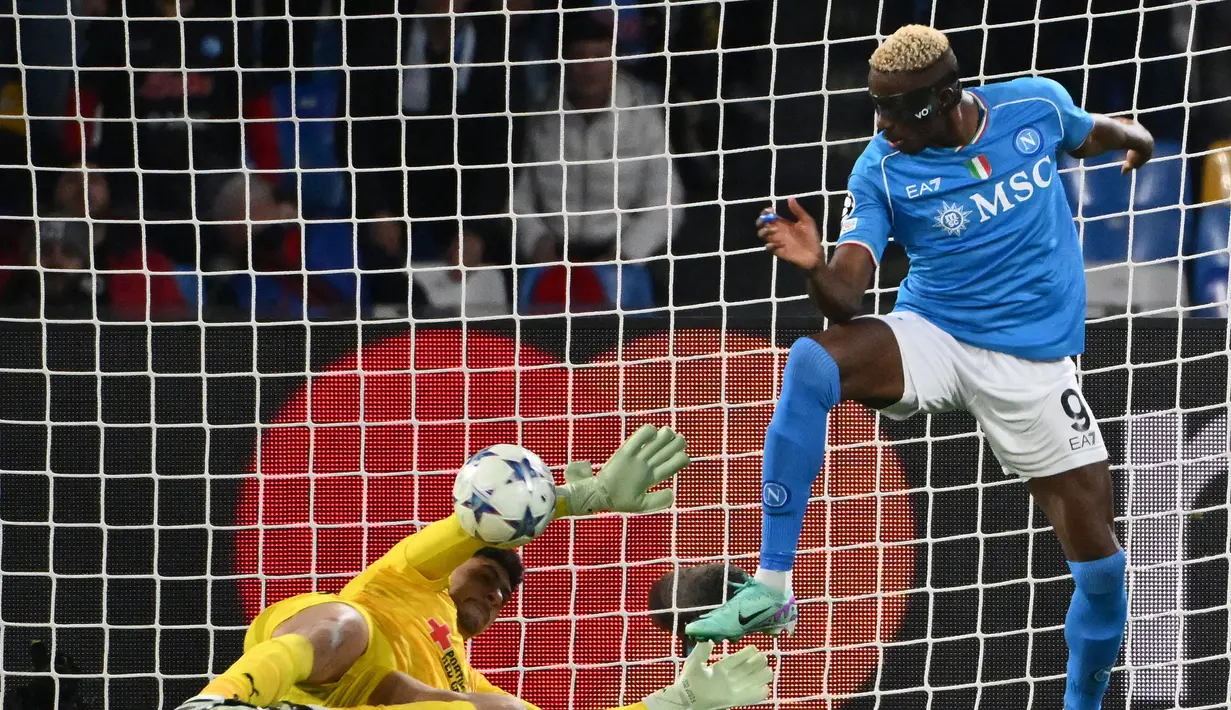 <p>Pemain Napoli, Victor Osimhen (kanan) mencetak gol ke gawang Braga yang dijaga oleh Matheus pada laga lanjutan Grup C Liga Champions 2023/2024 di Armando Maradona Stadium, Napoli, Italia, Rabu (13/12/2023) dini hari WIB. (AFP/Alberto Pizzoli)</p>