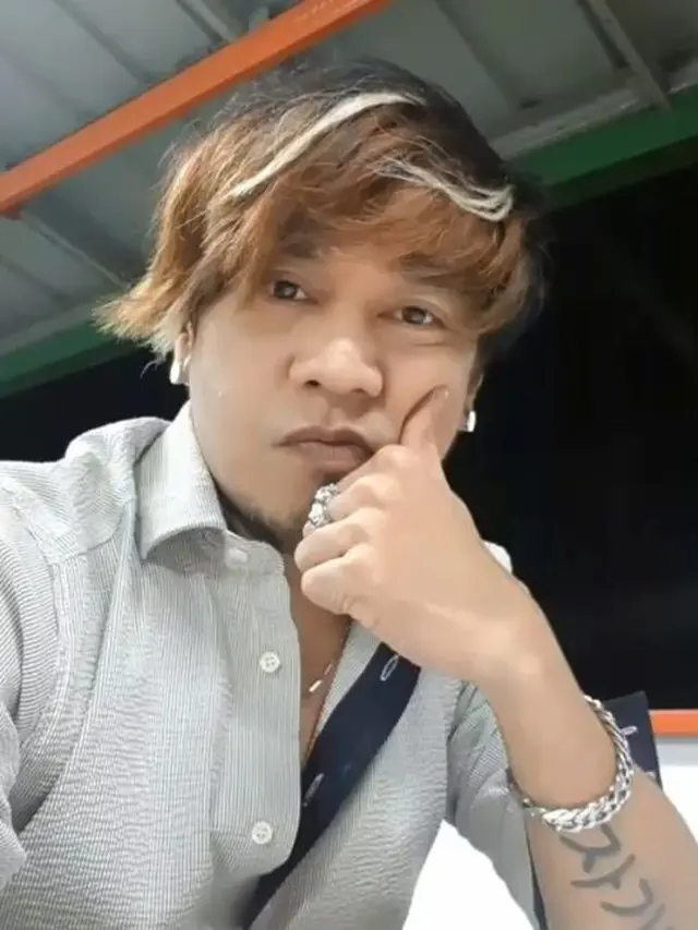 6 Potret Ian Kasela saat Tak Pakai Kacamata Hitam, Bikin Pangling